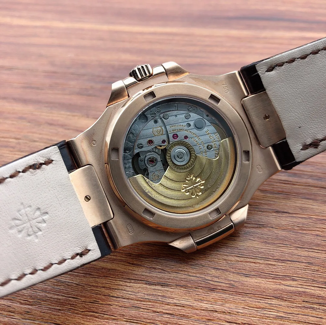 【Top Replica】💰5200! PF shockingly produces Patek Philippe 🎮King of Steel Watches 5711R Nautilus King of Steel Watches PP Patek Philippe 5711 is the best detoxification solution on the Internet, with Patek Philippe 9015 modified Cal.324 self-winding movement (non-domestic machine modification) 40x10mm, 🎮Customized ergonomic strap, the middle bead of the steel strap is diamond-shaped, and the best-selling style in the market Combined with genuine products. The polishing of the case is more perfect and comes with a full set of original Patek Philippe double-sealed packaging boxes, giving you the best Patek Philippe experience on the Internet. 🎮Sanjie exquisitely recommends men’s fully automatic mechanical movement men’s watches. SJ carefully creates ultra-realistic photo shoots for you.